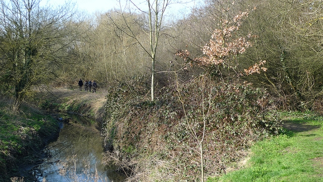  Gruppe in der Nähe des Flusses
